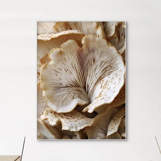 Detail van textielkunstwerk met fijne structuren en nerven van paddenstoelen in zachte aardetinten