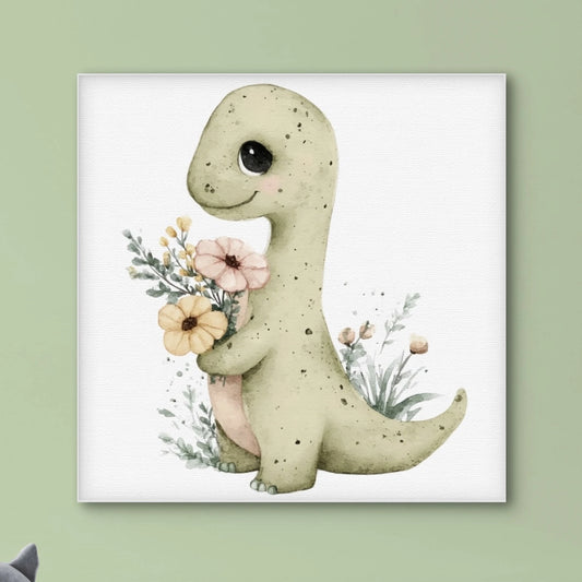 Detail van een groene dinosaurus met grote ogen die een pastel boeket bloemen vasthoudt op een witte achtergrond
