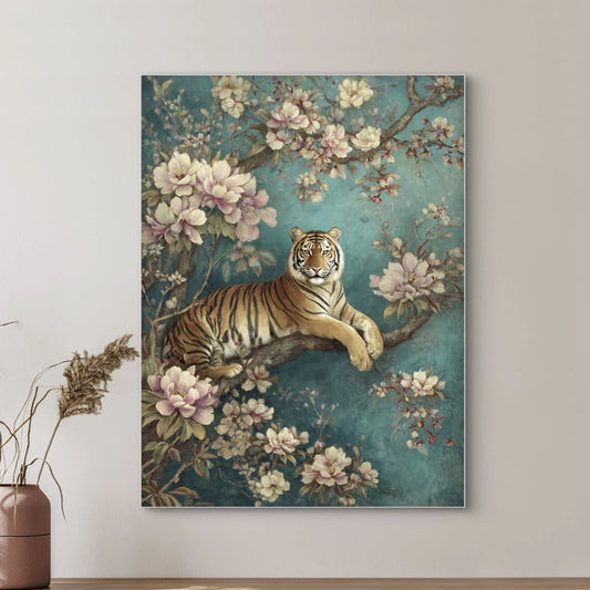 Detailopname van Bloesemkoning met tijger en bloesems op blauwe achtergrond