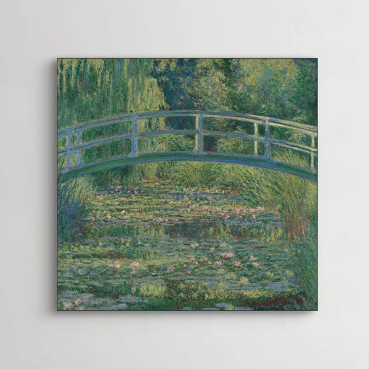 Detail van Monets Japanse brug en waterlelies in “The Waterlily Pond”, met zachte penseelstreken in groen en roze