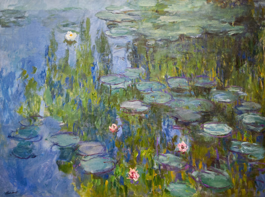 Detail van Claude Monets “Waterlelies” met roze bloemen en reflecties in paars en blauw water