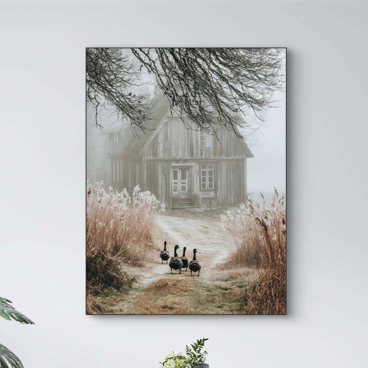 Detail van fotokunstwerk met ganzen op een mistig pad richting een houten huis