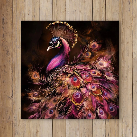 Detail van pauwenveren in roze, paars, goud en turquoise met sierlijke patronen