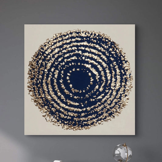 Detail van het kunstwerk Diepte van Nacht met gouden textuur en diepblauwe cirkelvorm.