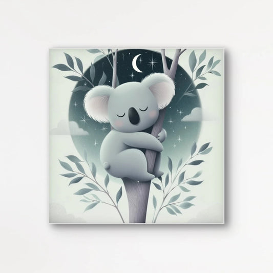Detail van een slapende koala die een boom omarmt onder een nachtelijke hemel met maan en bladeren in zachte tinten.