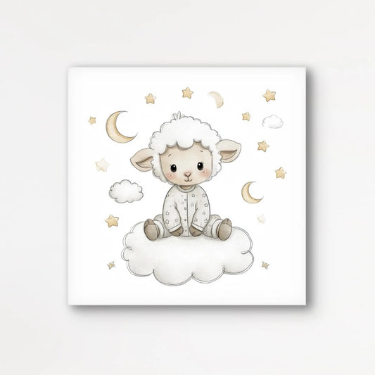 Detailweergave van een lammetje in pyjama zittend op een wolk, omringd door sterren en maantjes in zachte kleuren.