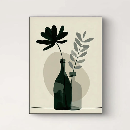 Detail van kunstwerk met transparante groene flessen en grafische bladeren in zachte beige achtergrond