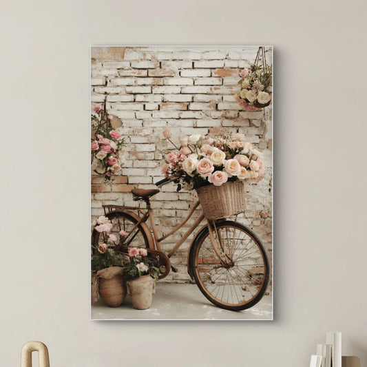 Detailopname van kunstwerk Fiets vol Rozen met mand vol roze rozen tegen verweerde muur
