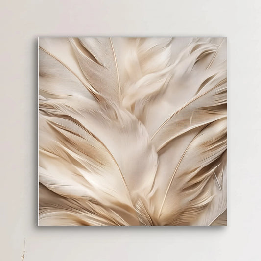 Detail van verenstructuur in crème en beige tinten met vloeiende lijnen en textuur