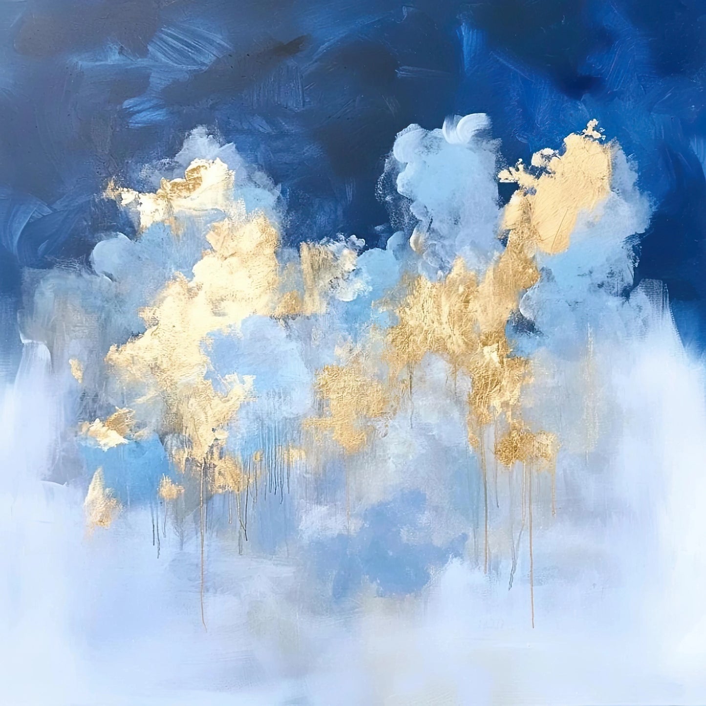 Volledige afbeelding van abstracte muurkunst met luchtige vormen en gouden glans