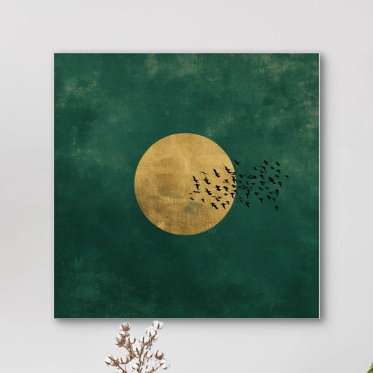 Detail van het kunstwerk Gouden Vlucht met gouden cirkel en zwarte vogels op een groene achtergrond.