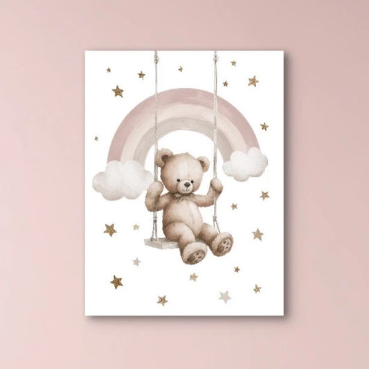Detail van een schommelende teddybeer tussen witte wolkjes, gouden sterren en een zachte roze regenboog op witte achtergrond.