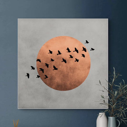 Detail van Koperzwerm met koperkleurige cirkel en silhouetten van vliegende vogels.