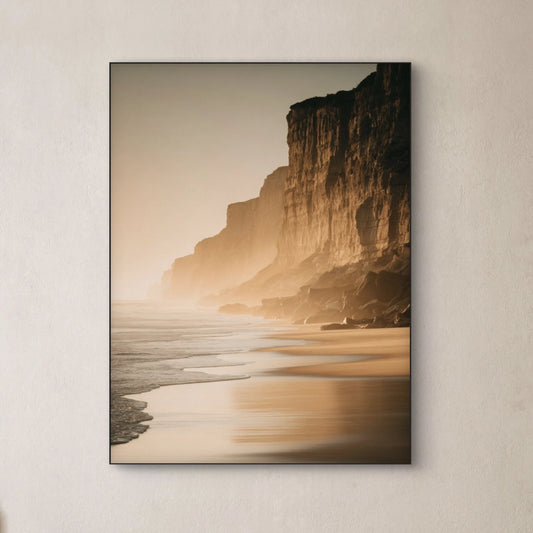 Detail van kustlandschap met rotsen en golven in zacht, warm licht