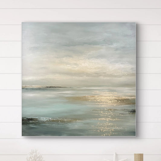 Detail van penseelstreken in blauwgrijs en goud met subtiele glans en textuur