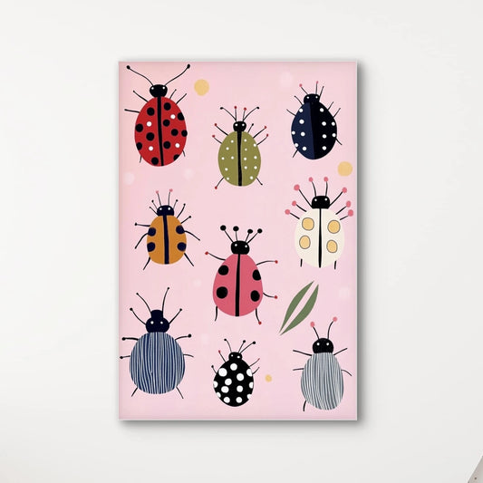 Detailweergave van diverse lieveheersbeestjes in verschillende kleuren en patronen, speels verspreid over een roze achtergrond.