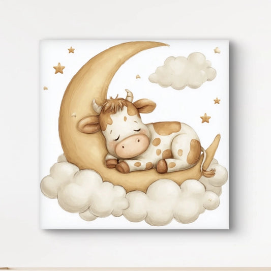 Detailweergave van een bruin-wit kalfje dat slaapt op een gouden maan, omringd door pluizige wolken en sterren op witte achtergrond.