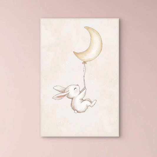 Detailweergave van een schattig konijntje dat zich met twee pootjes vasthoudt aan een touwtje, verbonden aan een gele maansikkel.