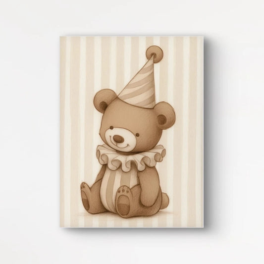 Detailweergave van een bruine teddybeer met feestmuts en kraagje, zittend tegen een gestreepte beige achtergrond in vintage stijl.