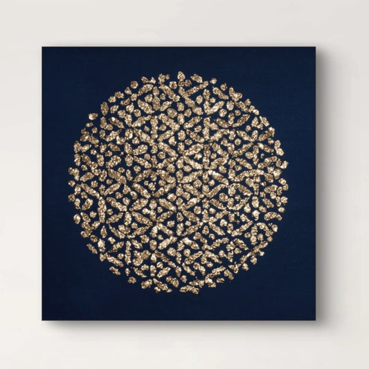 Detail van Nachtraster met gouden patronen op een nachtblauwe achtergrond.