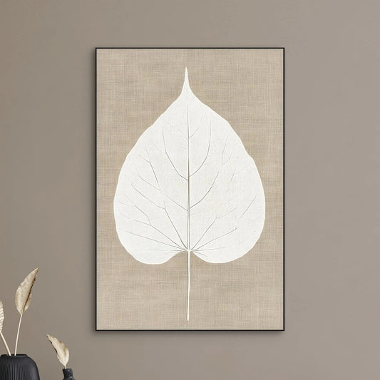 Detail van een witte bladstructuur op een natuurlijke linnen textuur in beige, minimalistisch en rustgevend