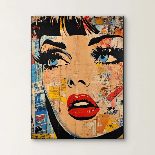 Detail van Pop Collage met vrouwengezicht, rode lippen, blauwe ogen en gelaagde collage-achtergrond