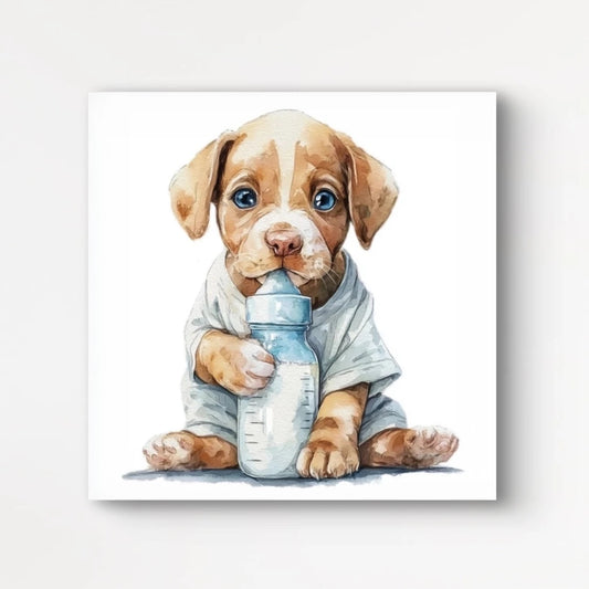 Close-up van puppy in pyjama met flesje, met zachte waterverfstructuur en expressieve ogen