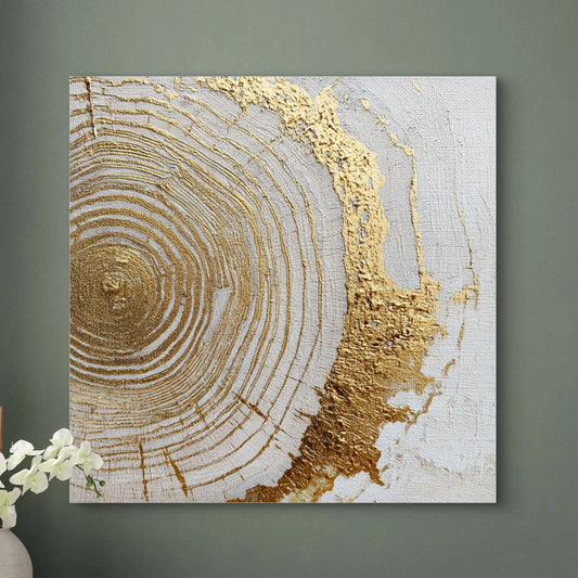 Detail van het kunstwerk Ringen van Goud met gouden lijnen en reliëf op witte achtergrond.