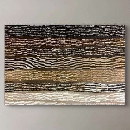 Detail van abstract kunstwerk Ritme van Aarde met gelaagde lijnen in beige, bruin en oker