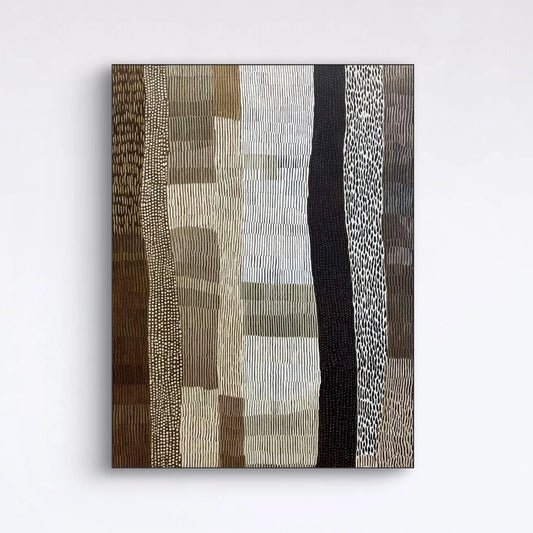 Detailopname van kunstwerk Ritme van Steen met aardse tinten en natuurlijke texturen in lijnpatroon