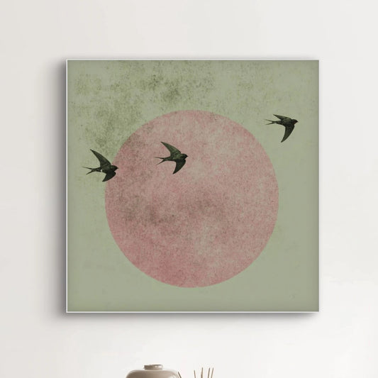 Detail van kunstwerk Rond de Stilte met drie vliegende zwaluwen rond een roze cirkel tegen een zachte groene achtergrond.