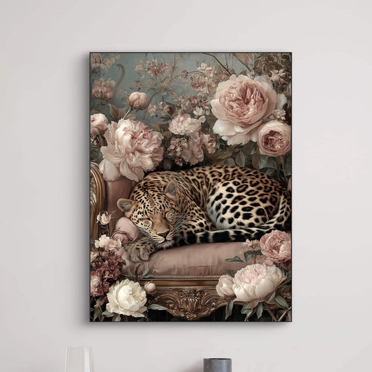 Detailopname van Rosendroom met slapende luipaard tussen rozen