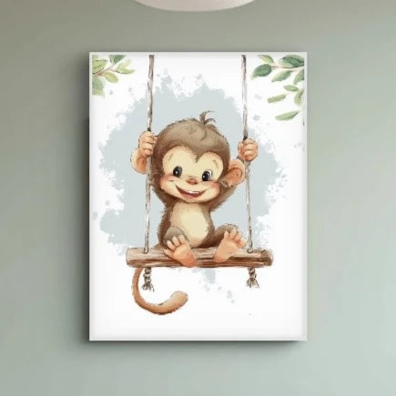 Detail van een lachend aapje dat schommelt aan een touw, met groene bladeren op witte achtergrond