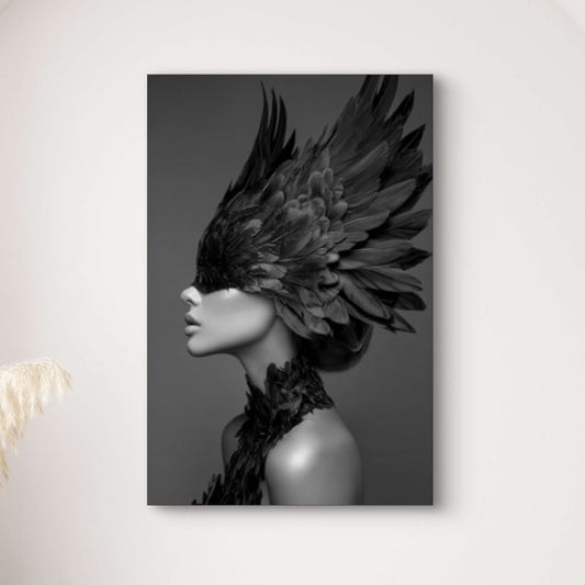 Detail van vrouw met zwarte veren die haar ogen bedekken in artistieke zwart-witfotografie