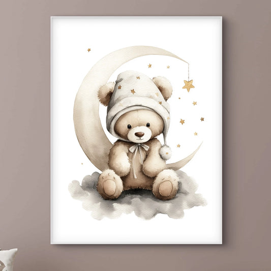Illustratie van een zachtbruin beertje met slaapmuts op een wolkje, leunend tegen een halve maan met sterren