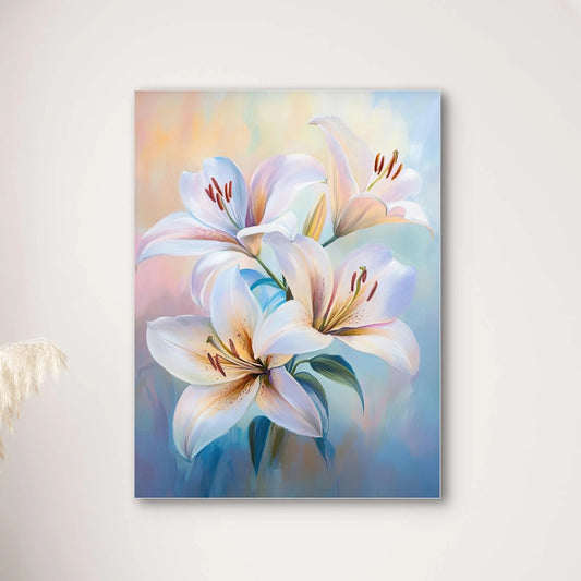 Detail van kunstwerk met witte lelies met roze accenten, tegen een zachte pastelachtergrond in blauwtinten