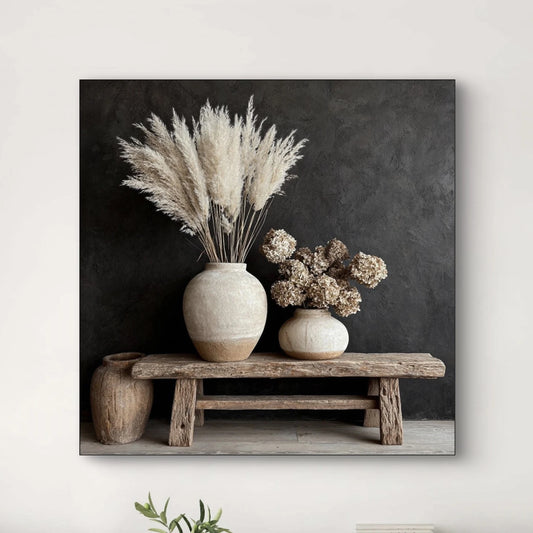 xDetailopname van kunstwerk Stiltevaas met aardse vazen, gedroogde pluimen en houten bankje