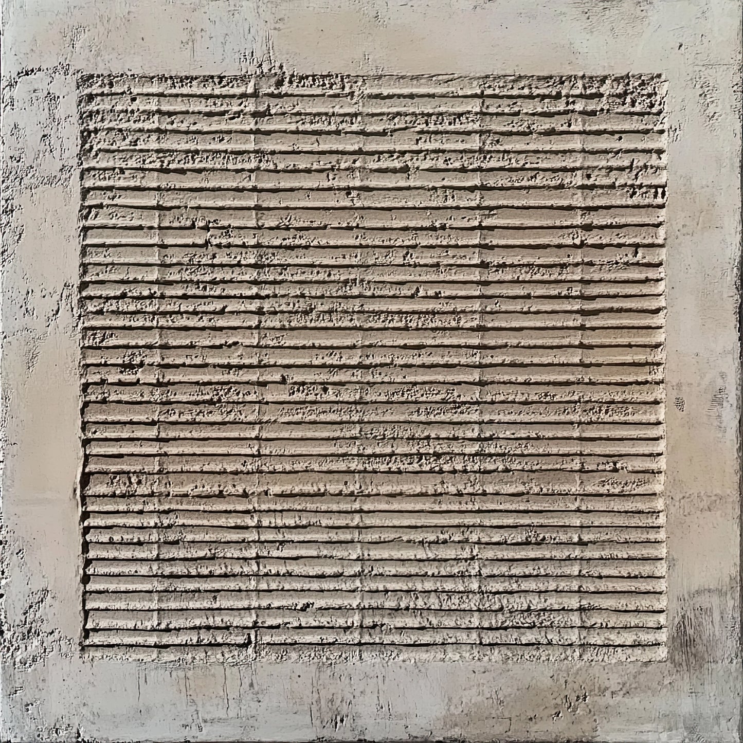 Volledige weergave van abstract werk “Structured Silence” met reliëf van horizontale lijnen in grijs en beige betonlook