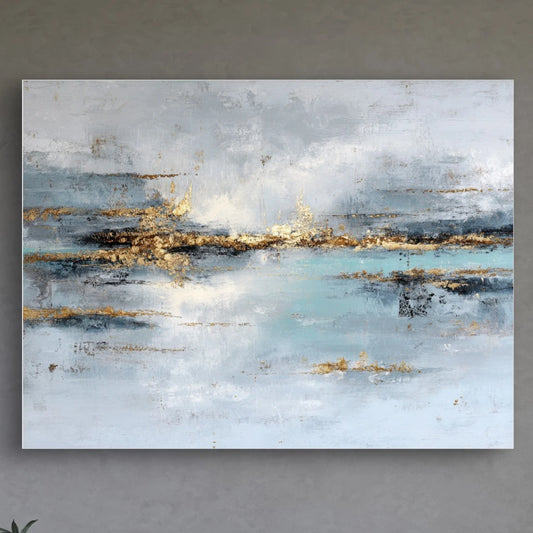 Detail van penseelstreken in blauw en goud met glanzende accenten en zachte textuur