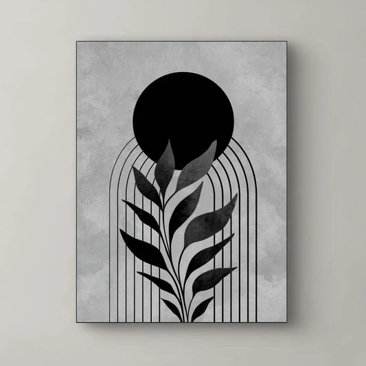 Detail van een grafisch kunstwerk met zwarte bladeren, een ronde zonvorm en verticale lijnen op een grijs gemêleerde achtergrond