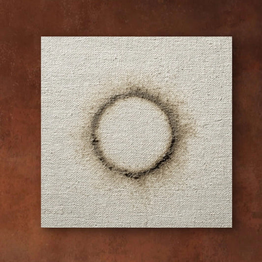 Detail van kunstwerk Verbrand Licht met cirkelvormige schaduw en lichte textuur.