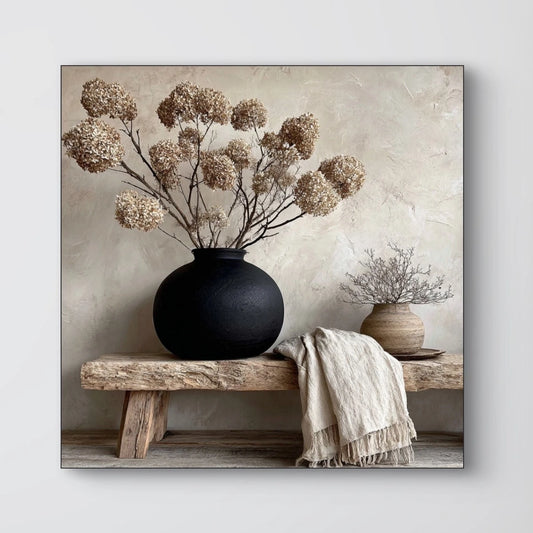 Detailopname van kunstwerk Verstilling van Hout met zwarte vaas, bloemen en linnen doek