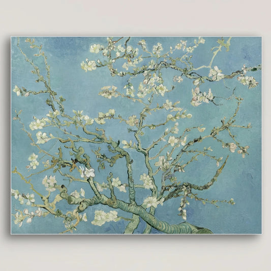 Detail van “Amandelbloesem” met bloeiende takken tegen helderblauwe lucht in Van Goghs kenmerkende stijl