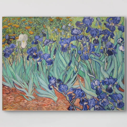 Detail van Van Goghs “Irissen” met paarse bloemen, groene bladeren en aardse ondergrond