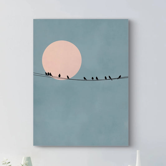 Detail van een minimalistisch kunstwerk met zwarte vogels op een draad en een grote roze zon op een blauwe achtergrond