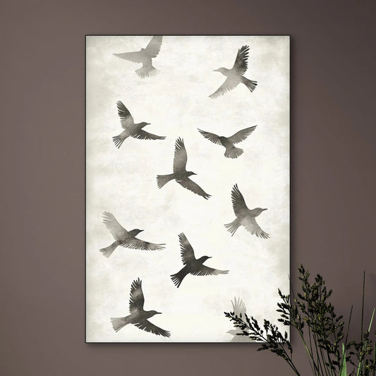 Detail van kunstwerk met silhouetten van vliegende vogels in verschillende posities, tegen een lichte achtergrond