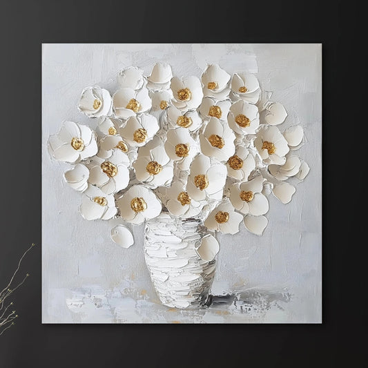 Detail van witte bloemen met gouden harten in het kunstwerk “Witte Weelde” met dikke verfstructuur