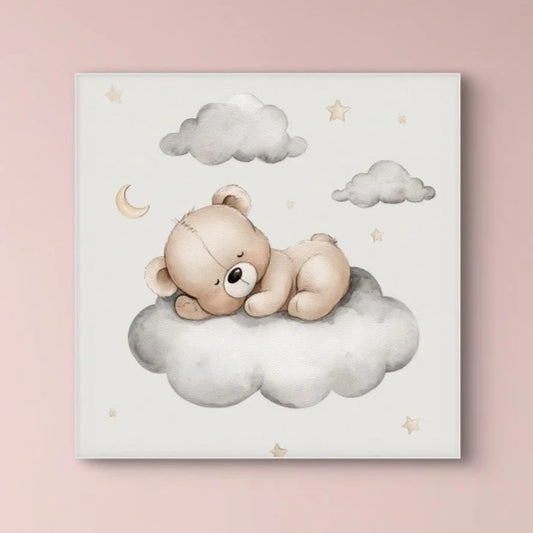 Detail van beertje slapend op een wolk, met kleine sterren eromheen