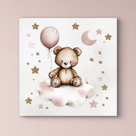 Detail van schattig beertje met ballon, zittend op wolk tussen sterren en manen