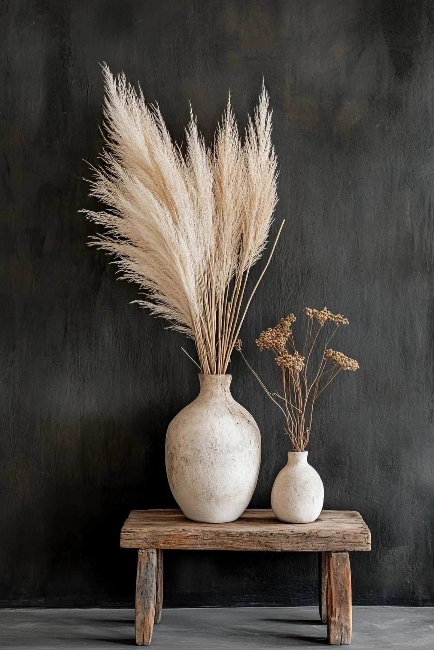 Volledige weergave van het kunstwerk “Zand & Stilte” met twee beige vazen en droogbloemen tegen een donkere achtergrond